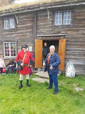 Midtsommar pÃ¥ BÃ¸l 2018
Svein Karlsen i uniform fra 1718 og leder i historielaget Ã…shild Vang.
